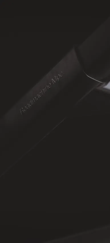 Landingpage der BMC Roadmachine Mpc auf dem Handy: Nahaufnahme des Rahmens mit Schriftzug «Roadmachine Mpc.»