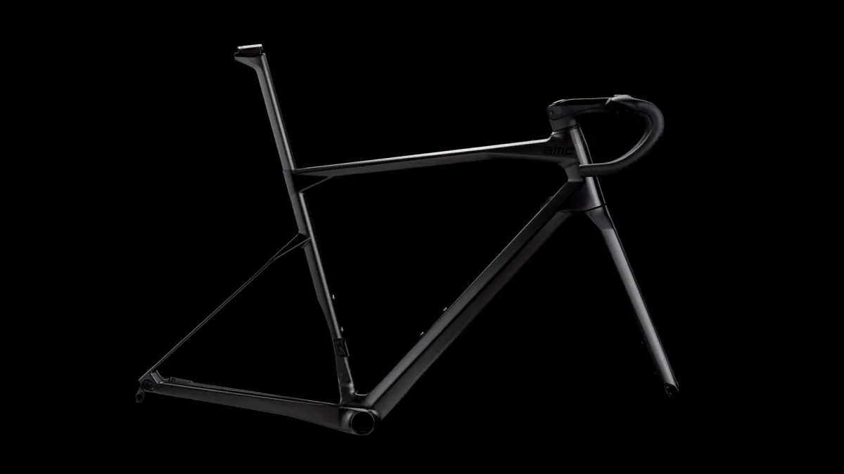 Rahmenset der BMC Roadmachine Mpc mit Lenker in der Seitenansicht vor schwarzem Hintergrund